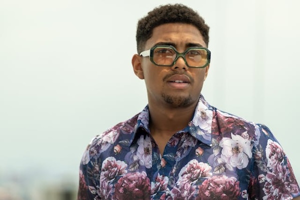 homme avec lunettes et chemise à fleurs