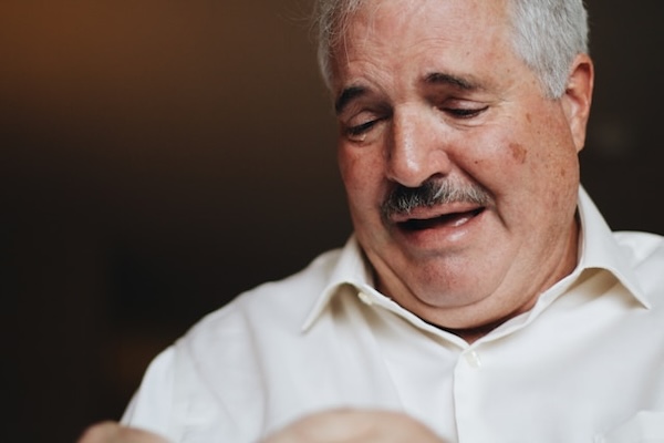 homme qui tient un bébé et pleure