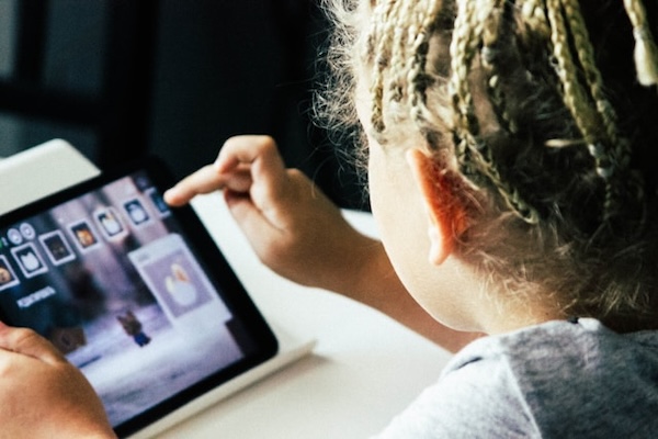 enfant qui. joue avec une tablette