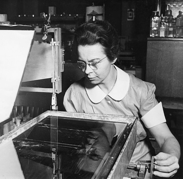 Katharine Burr Blodgett dans son laboratoire