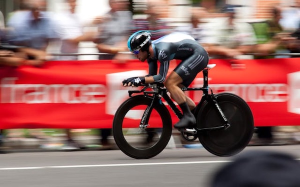 cycliste rapide sur route